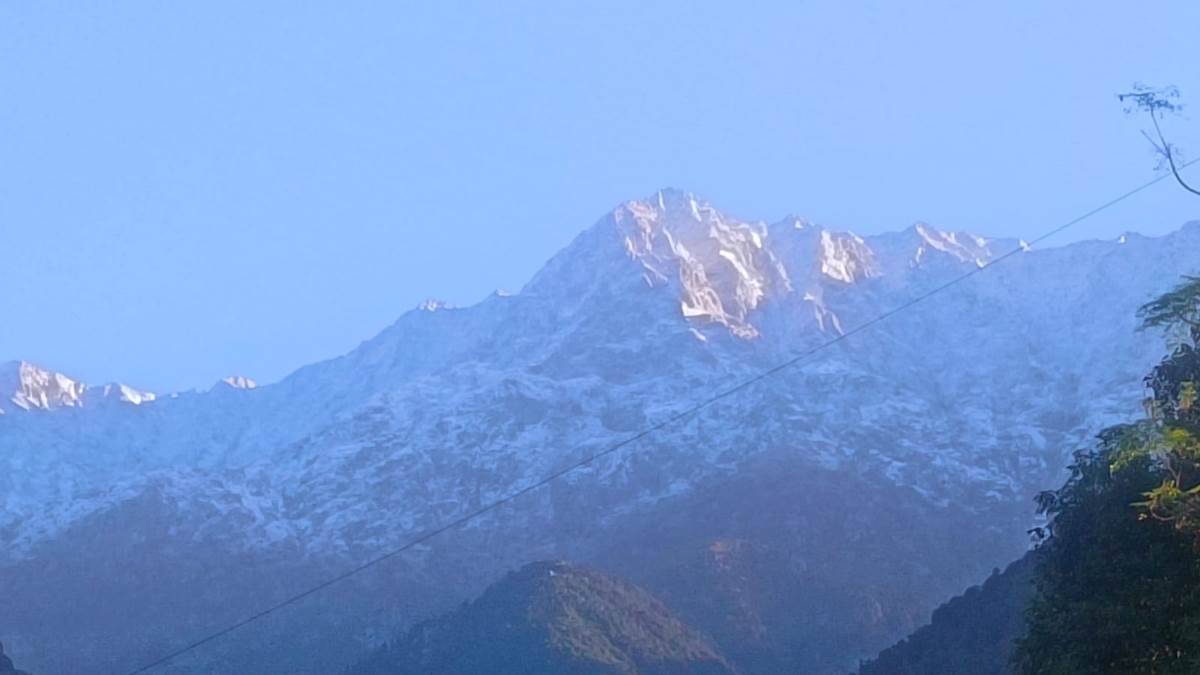 https://www.jagranimages.com/images/newimg/10102023/10_10_2023-dhauladhar_snowfall_23552307.jpg