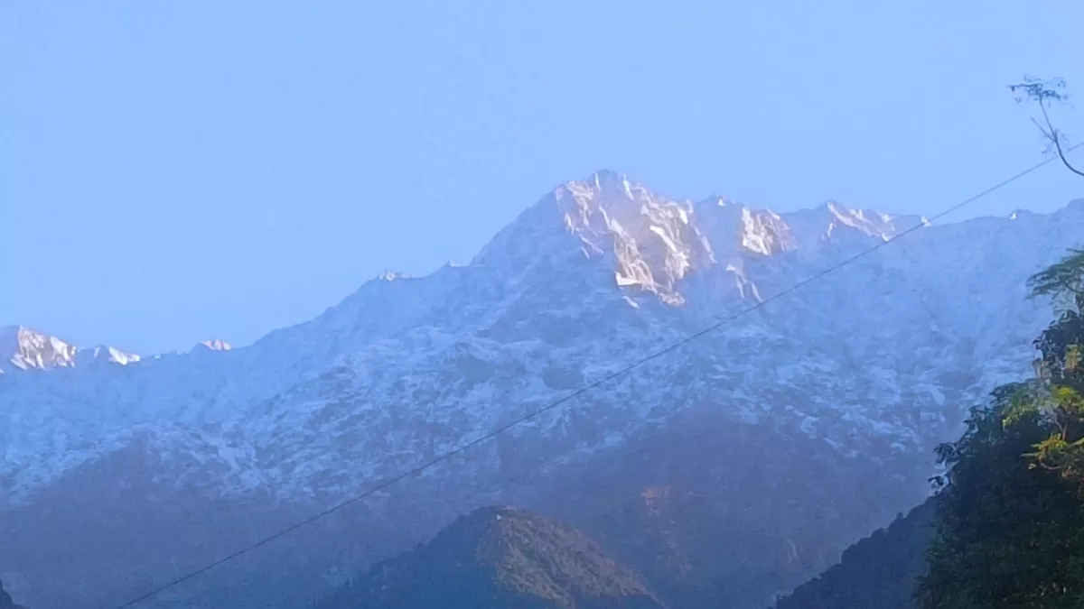 Dhauladhar Snowfall: चांदी सा चमक रहा धौलाधार, बर्फबारी की ओढ़ी चादर; धर्मशाला स्टेडियम से दिखा जबरदस्त नजारा - Snowfall in dhauladhar of himachal brought coolness in the weather
