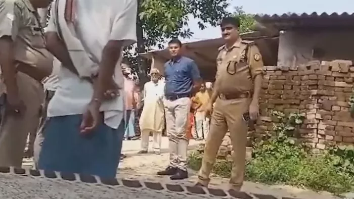 डुमरियागंज सीओ का ग्रामीण को धमकाते वीडियो वायरल।- सोर्स- सोशल मीडिया