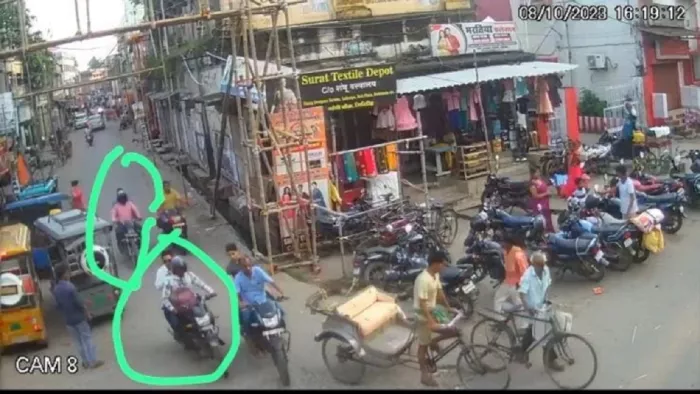 महिला से जेवरात ठगी कर भागते ठगों की करतूत की सीसीटीवी में कैद फुटेज।