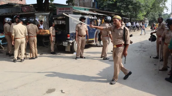 नोएडा के सलारपुर गांव में दो समुदाय में चले लाठी-डंडे, इलाके में पुलिस बल तैनात।