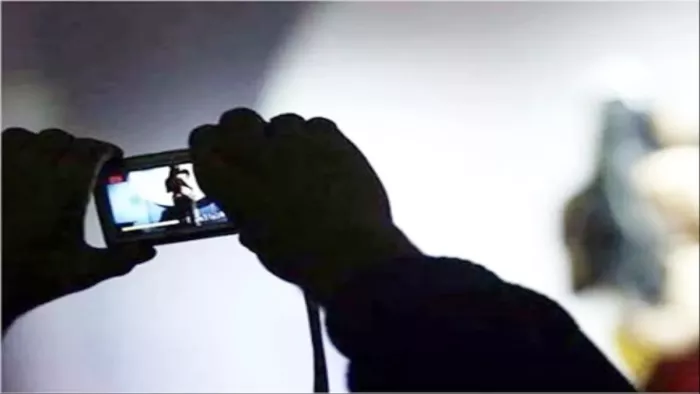UP News: हॉस्टल में नर्स का Bathing Video बना रहा था यूपी पुलिस का सिपाही