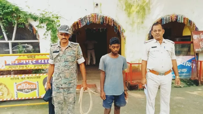 पुलिस के साथ 22 वर्षीय आरोपित बुधिसर हांसदा।