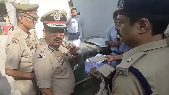 पुलिस ऑफिस के कूड़ेदान में मिले गोपनीय दस्तावेज, कई लिफाफों को खोला तक नहीं गया; दो पुलिसकर्मी निलंबित