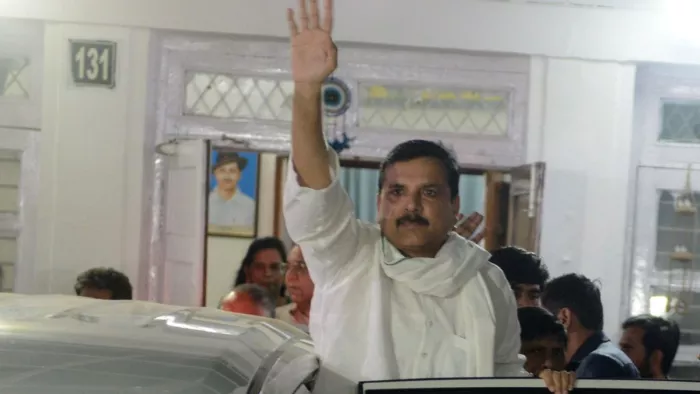 दिल्ली की राउज एवेन्यू कोर्ट के बाहर आप का प्रदर्शन।