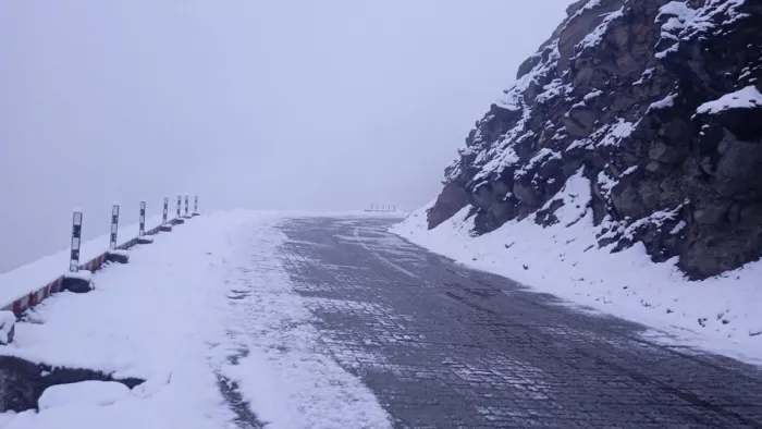 जोजिला के ऊपरी इलाकों में हुई बर्फबारी