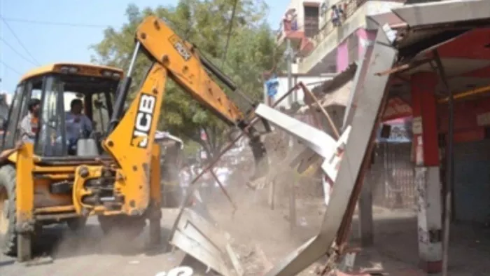 Bulldozer Action: लालडांठ रोड पर दुकान समेत सात अन्य निर्माण के छज्जे और दीवार गिरा दी गई। फाइल फोटो