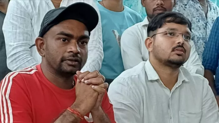 धनबाद परिसदन में जानकारी देते जयराम महतो (बाएं)।
