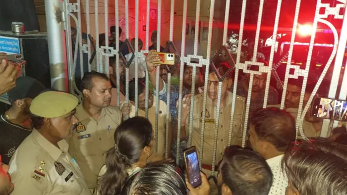 एक्सईएन पर बच्चियों के साथ छेड़छाड़ का आरोप लगाया जमकर हंगामा हुआ।