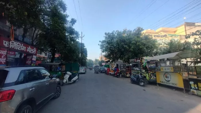 पल्लवपुरम फेज-दो की मार्केट में सड़क किनारे अस्थाई दुकान लगाकर अतिक्रमण और सड़क किनारे खड़े वाहन।