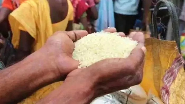 हाथों में राशन - प्रतीकात्मक तस्वीर ।