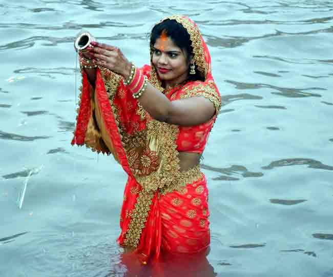 devotees wish happiness and prosperity by offering arghya to setting sun and festival will complete with arghya to rising sun on thursday morning
