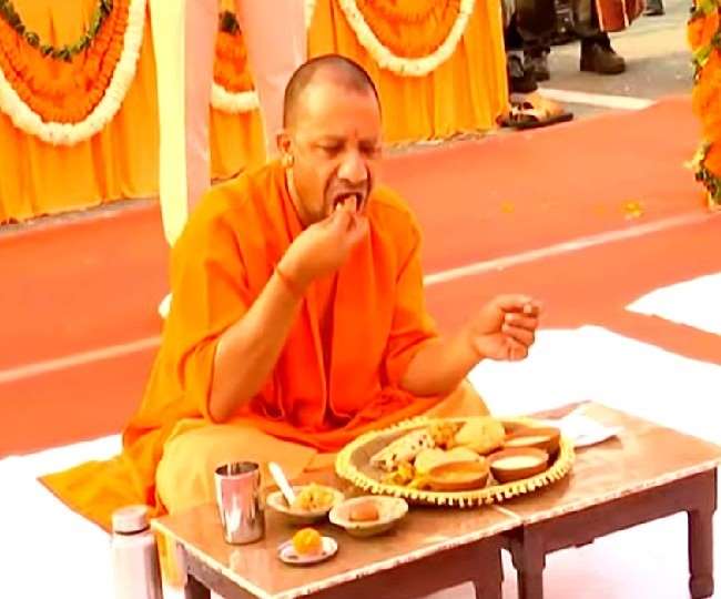 ब्रज रज महोत्सव में शामिल होने से पूर्व संत समागम करते मुख्यमंत्री।