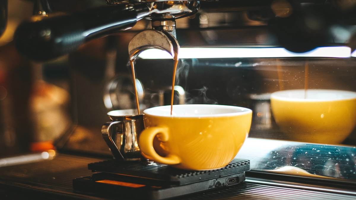 Best Coffee Machine: घर पर पीना चाहते हैं कैफ़े जैसी कॉफी तो आज ही आर्डर करें ये झकास फीचर वाली कॉफी मशीन