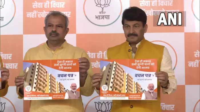 घोषणा पत्र जारी जारी करते आदेश गुप्ता और मनोज तिवारी।