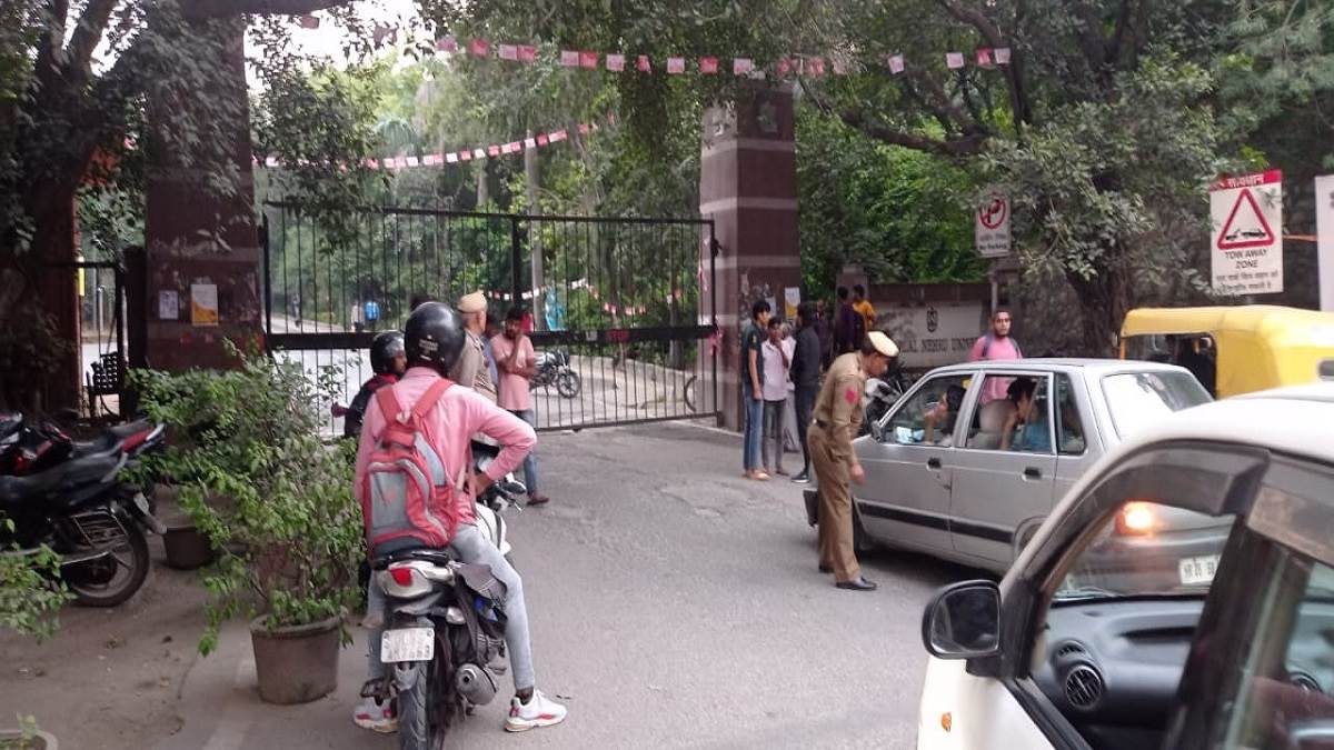 ncr jnu two students group clash fight between delhi police force deployed