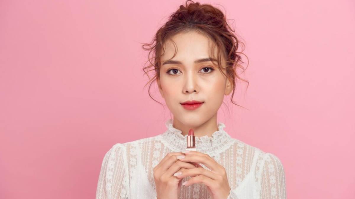 lipstick applying tips apply red lipstick with these tips and tricks you will look bold and beautiful