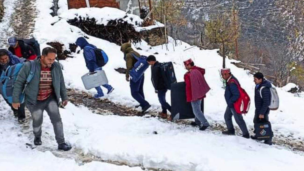 https://www.jagranimages.com/images/newimg/10112022/10_11_2022-polling_party_in_snowfall_23195000_223839426.jpg