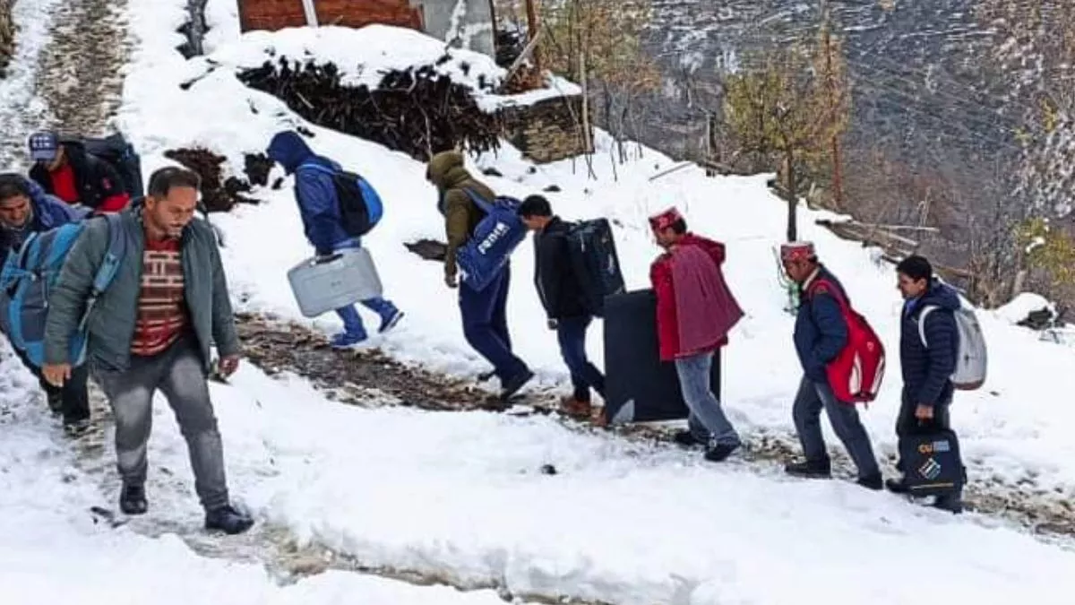 Himachal Election 2022: बर्फ में ढके मतदान केंद्र, 15 किलोमीटर पैदल चलकर पहुंची पोलिंग टीम, देखिए तस्‍वीरें