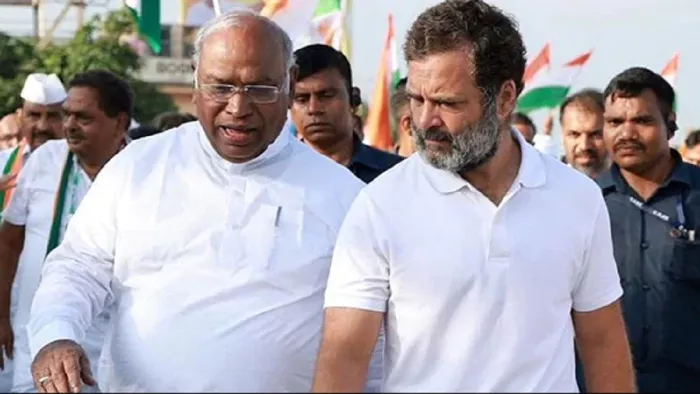 कांग्रेस के नए अध्यक्ष मल्लिकार्जुन खरगे और पूर्व कांग्रेस अध्यक्ष राहुल गांधी।
