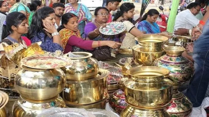 धनतेरस के मौके पर खूब खरीददारी करतीं महिलाएं।