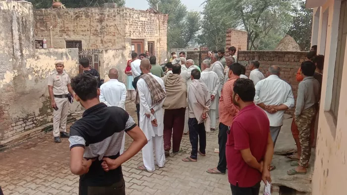 गांव बड़ौली में एक युवक ने अपनी छोटी बहन की तीन गोलियां मारकर हत्या कर दी।