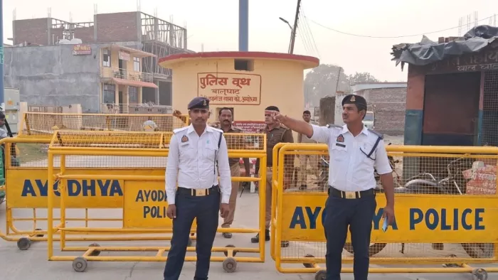 यातायात डायवर्जन को लेकर रामनगरी में बालूघाट के पास लगे बैरियर पर तैनात यातायात पुलिस कर्मी।- जागरण