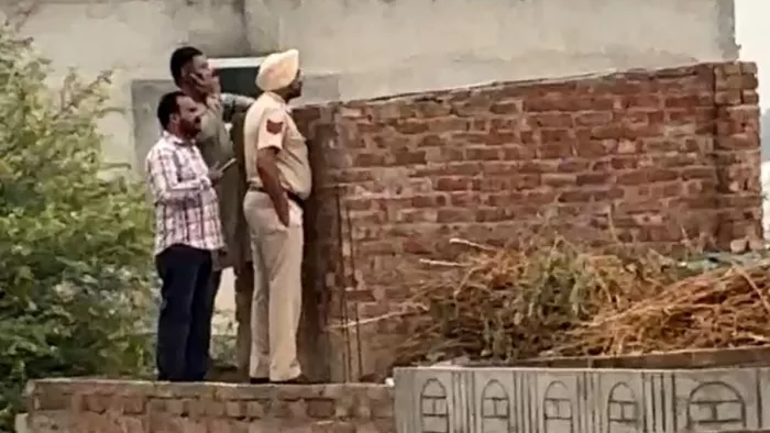 युवक ने राइफल से की अंधाधुंध फायरिंग, दो लोगों की मौत फिर खुद को गोली मारकर की आत्महत्या