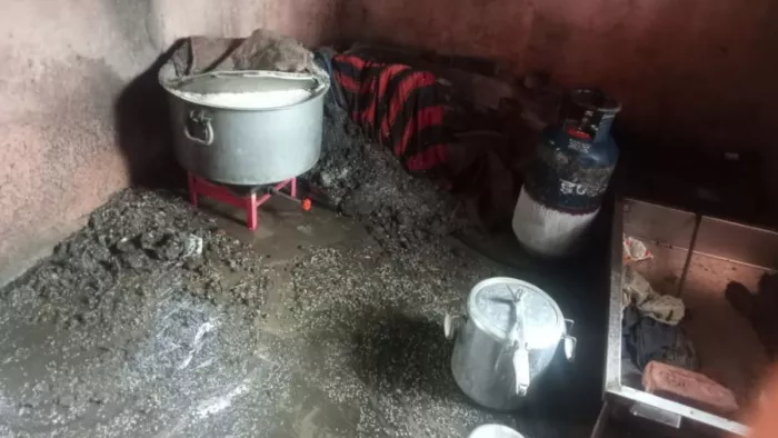 भूखे रह गए मासूम बच्चे, रसोई गैस रिसाव के कारण विद्यालय में लगी आग, राख हो गया भोजन