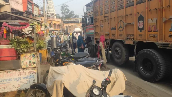 रामगढ़ बाजार में लग रहे जाम से गुस्साए लोग, आपस में भिड़े; डेढ़ घंटे तक वन-वे रही सड़क