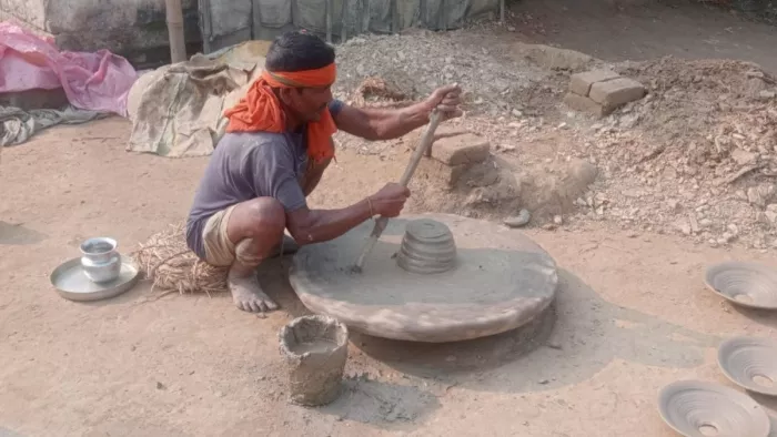 मैनाटांड़ के बेलवाटोला गांव में चाक पर दीपक बनाता कुम्हार