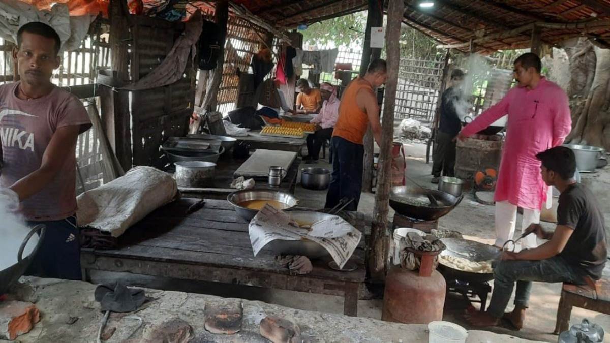dhanteras 2023 markets decorated crowds gathered in shops coins ranging from rs 400 to rs 1100 are available in market