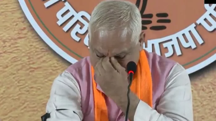 प्रेस कॉन्फ्रेंस में फूट-फूटकर रोते हुए भाजपा प्रत्याशी रवि नैय्यर। फोटोः एएनआई।
