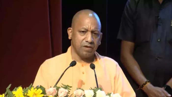 सीएम योगी ने सांकेतिक रूप से 10 लाभार्थियों को सब्सिडी की राशि के चेक का वितरण भी किया।
