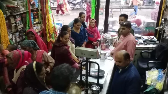 धनतेरस पर्व पर बिलासपुर के घुमारवीं में बर्तन खरीदते लोग