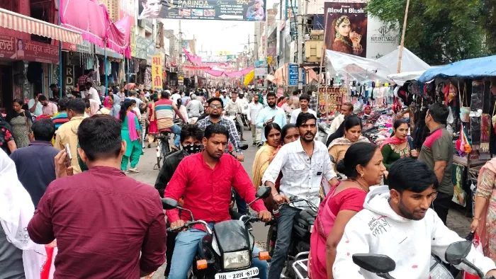 खराब मौसम के बावजूद बाजारों में दिखी भीड़, 19 करोड़ रुपये का रहा कारोबार।