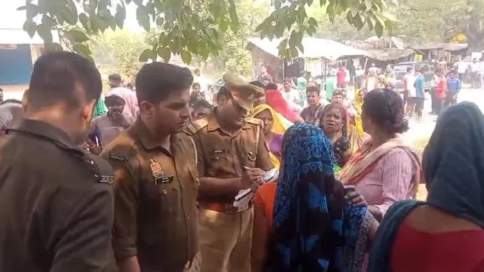 हादसे के बाद ग्रामीणों से पूछताछ करती पुलिस।- जागरण