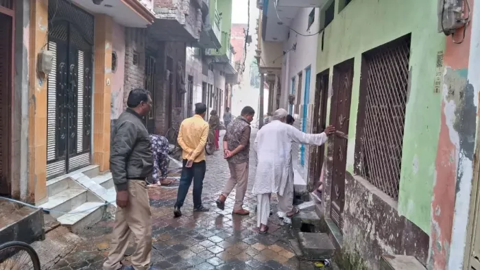 आतंकी शमीम के घर की छानबीन करते अधिकारी