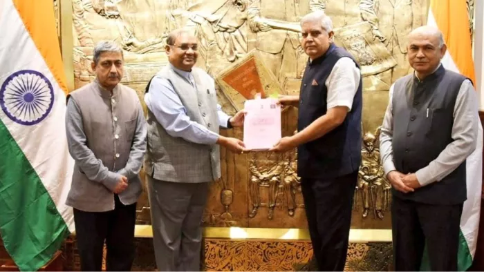 गृह मामलों संबंधी संसद की स्थायी समिति के अध्यक्ष बृज लाल ने संसद में उपराष्ट्रपति धनखड़ से मुलाकात की।फाटो- @VPIndia