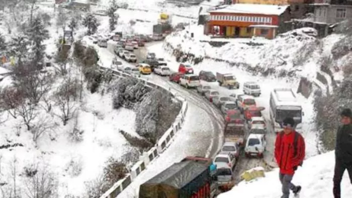 कश्मीर के ऊंचे इलाकों में बर्फबारी तो मैदानी क्षेत्रों में हुई बारिश-ओलावृष्टि (फाइल फोटो)