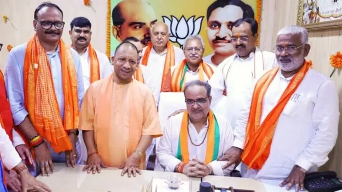 UP Politics: भाजपा नेतृत्व जिला कमेटियों में करेगा बड़ा फेरबदल