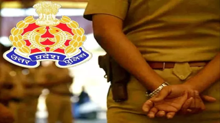 यूपी पुलिस की वर्दी पर लग रहे दाग पर दाग, कार्रवाई के बजाए आरोपियों की हो रही खातिरदारी