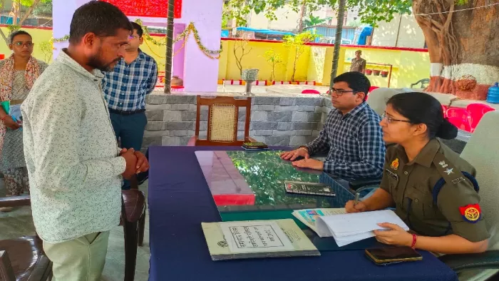 सदर कोतवाली में आयोजित थाना समाधान दिवस में फरियादियों की शिकायत सुनते डीएम घनश्याम मीना व एसपी डा.दीक्षा शर्मा। जागरण
