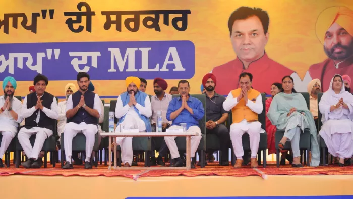 चब्बेवाल की चुनावी रैली में अरविंद केजरीवाल व अन्य (फोटो- एक्स)
