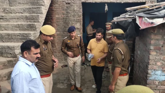 हत्याकांड के बाद मौके पर जांच करती पुलिसटीम।