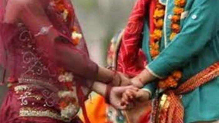 पुलिस ने समझाकर शादी को फिलहाल टलवा दिया।