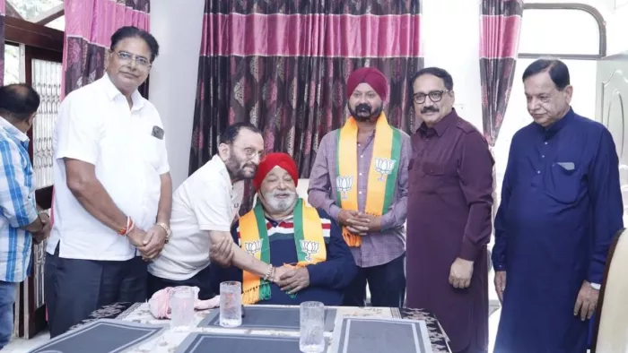 दिल्ली भाजपा अध्यक्ष वीरेंद्र सचदेवा ने हरशरण सिंह बल्ली को पार्टी ज्वाइन कराई। फोटो- @BJP4Delhi