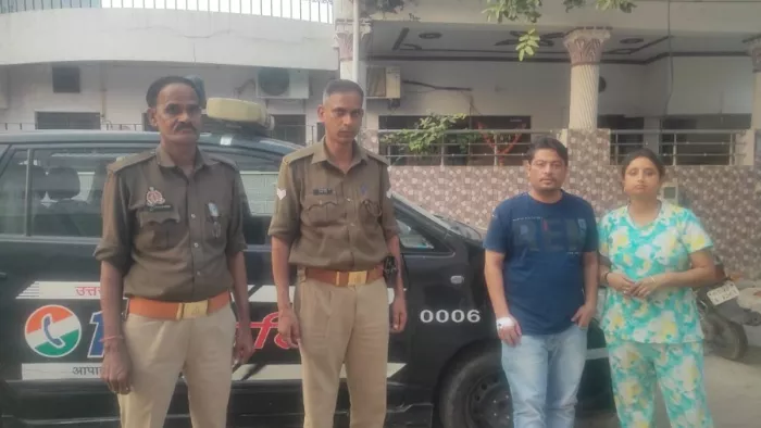 कार में आए हार्ट अटैक के बाद ठीक हुए इंटीरियर डिजाइनर अपनी पत्नी और पीआरवी 112 के जवानों के साथ।