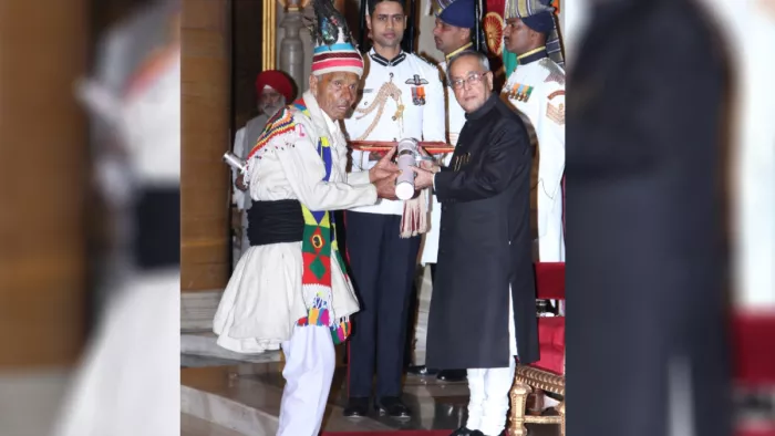 वर्ष 2014 में तत्कालीन राष्ट्रपति प्रणब मुखर्जी से पद्मश्री लेते मुसाफिर राम भारद्वाज l फाइल फोटो