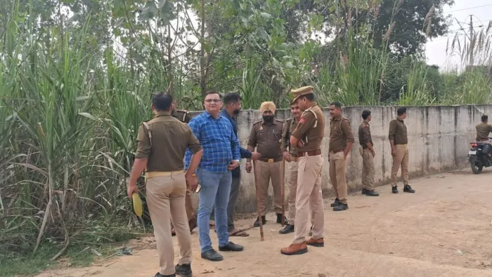 खतौली के भैंसी गांव में हंगामे से सुरक्षा की दृष्टिगत तैनात पुलिस फोर्स।-जागरण
